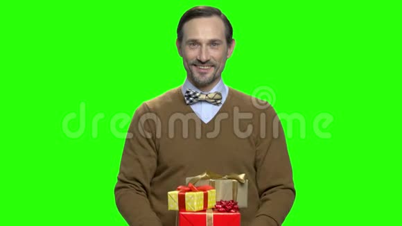 英俊的微笑男人送礼物盒视频的预览图