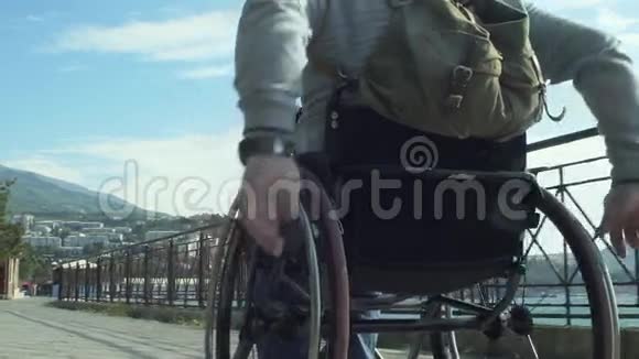 瘫痪的人用轮椅视频的预览图