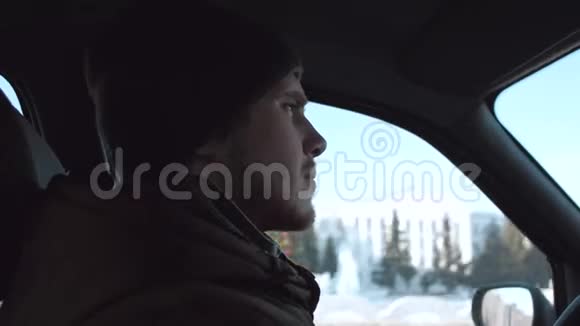 脸的司机期待着在城市里开一辆车视频的预览图