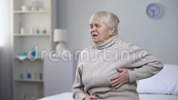 医护人员给药老年妇女心脏疼痛治疗视频的预览图