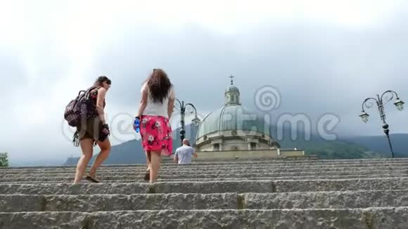 奥罗帕比利亚意大利2018年7月7日两名妇女步行上楼到奥罗帕神社圣公会圣蒙特德拉贝塔视频的预览图