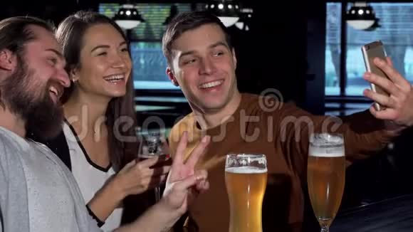 一群朋友带着智能手机自拍一起喝啤酒视频的预览图