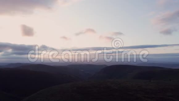 英国什罗普郡丘陵上空的戏剧性日出视频的预览图