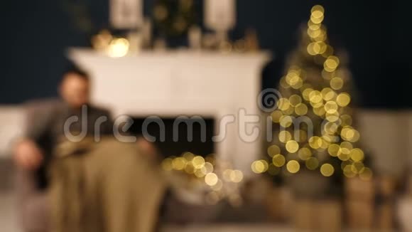 圣诞节晚上年轻人睡在椅子上无聊的圣诞节概念视频的预览图