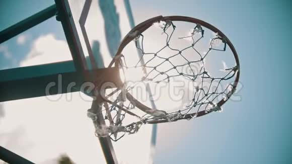 一个篮球圈网在风中飘扬明亮的阳光视频的预览图