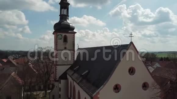 有教堂和钟楼的德国老城区历史建筑4k视频的预览图