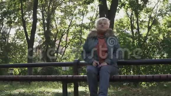 老人来到他的女士面前跪在公园里开玩笑视频的预览图
