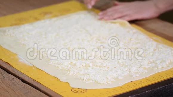女人在桌子上做奶酪面包关门视频的预览图
