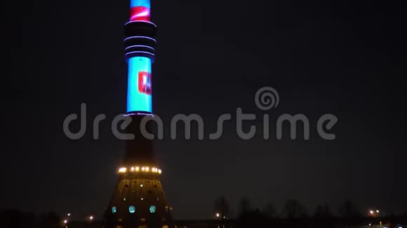 奥斯坦基诺塔用不同的颜色照明在满月旁边夜晚视频的预览图
