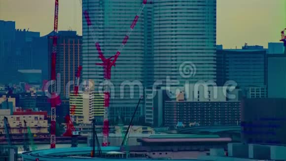东京倾斜建筑附近正在施工的起重机的延时视频的预览图