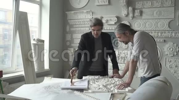 男雕塑家高级建筑师创作视频的预览图