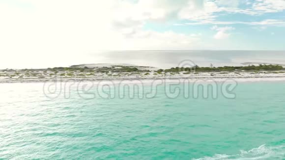 空中镜头长白色沙滩的IlaBlanca和一艘船旅行附近的墨西哥坎昆视频的预览图
