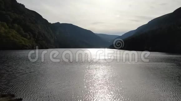 爱尔兰威克洛山脉格伦达洛湖上的鸟瞰图视频的预览图