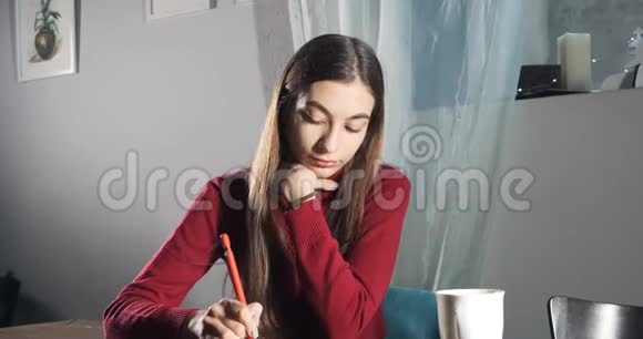 才华横溢的创新漂亮的女设计师坐在办公桌前工作当代年轻女性写作绘画和绘画视频的预览图