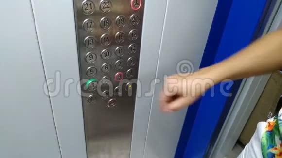 女孩按下电梯按钮视频的预览图