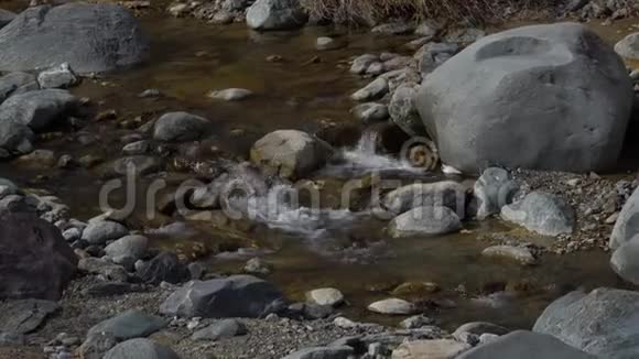 山河的石头水流和灰色岩石视频的预览图