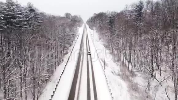 汽车在雪道上行驶无人机跟踪录像视频的预览图