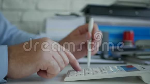 会计部门的业务人员使用添加机器进行计算视频的预览图