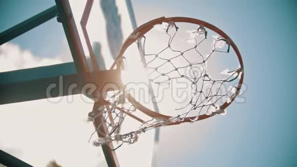 一个篮球圈一个球进入目标明亮的阳光视频的预览图