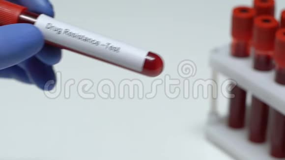 药物耐药性测试医生在试管中保存血样健康视频的预览图