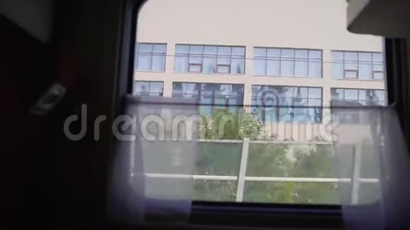 从火车车厢到街道的视野旅行背景从火车窗口观看自然景观视频的预览图