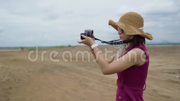 农村的流浪妇女用相机拍照视频的预览图