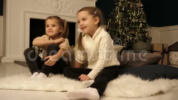 小女孩在圣诞节拍照时互相摆姿势视频的预览图