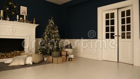 幸福的一家人走在客厅里检查圣诞树下的礼物视频的预览图