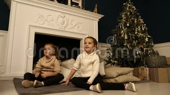 两个小女孩在圣诞节拍照时摆姿势假期前演播室拍摄视频的预览图