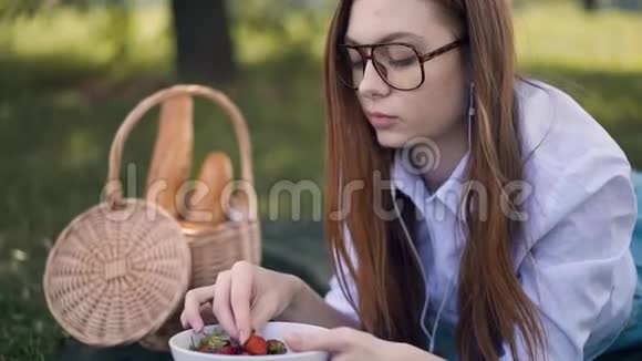 姜姑娘躺在草地上吃草莓听音乐视频的预览图