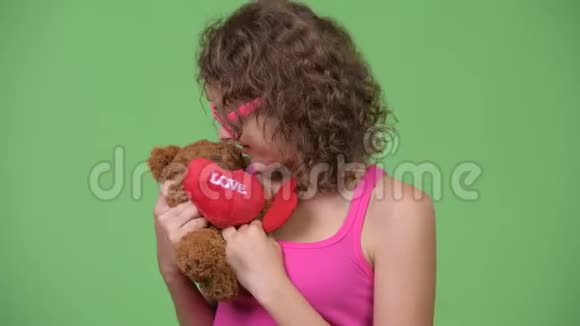 年轻快乐美丽的书呆子女人拥抱玩具熊视频的预览图