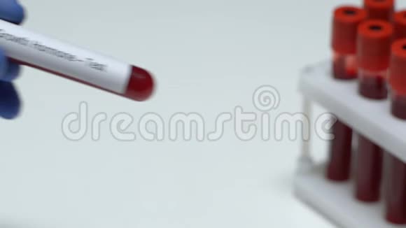 生长激素试验医生在试管特写中保存血样健康视频的预览图