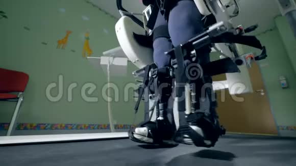 用模拟机器的皮带绑紧行走的腿视频的预览图