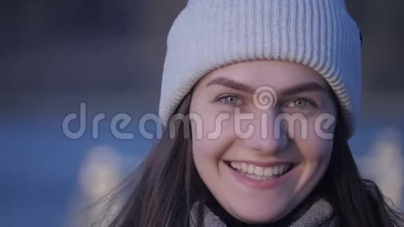 年轻漂亮的女人绿眼睛的黑发女孩的肖像她笑着看着相机走开了视频的预览图