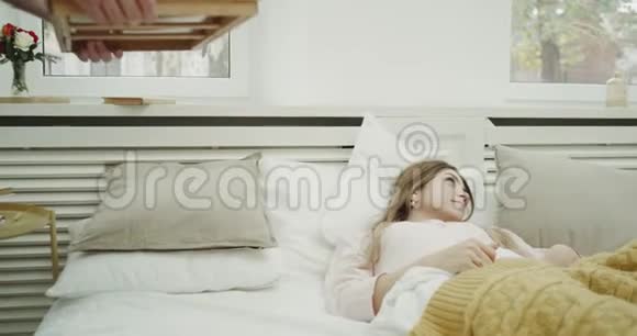 早上舒适的气氛男人把早餐带到床上为他的女人和快乐的在一起度过美好的时光视频的预览图