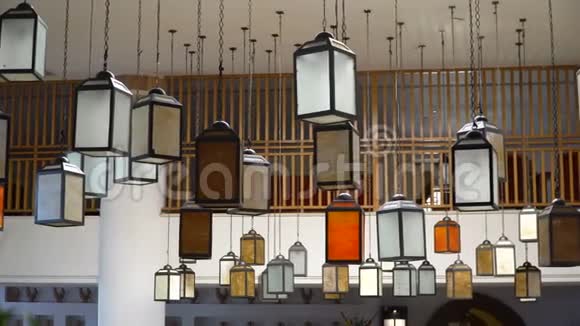 酒店大堂独特的多色灯具4k视频角形慢动作视频的预览图