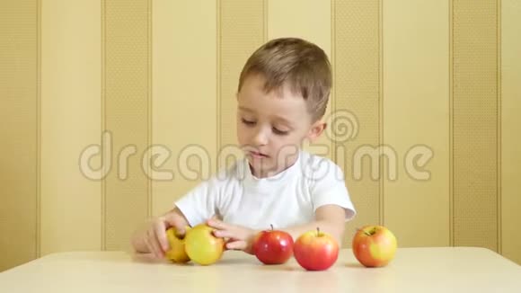 一个孩子正在吃苹果坐在桌子旁说话视频的预览图