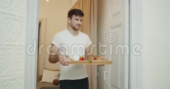 年轻人为他的女人准备早餐并带着他的伴侣去卧室视频的预览图