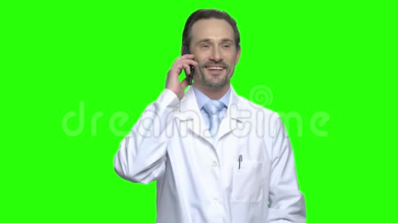 微笑愉快的成熟医生有一个电话CAL视频的预览图