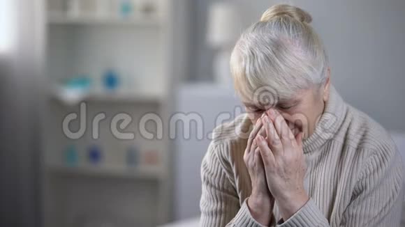 愤怒的老太太独自坐在养老院里深深地哭泣孤独视频的预览图