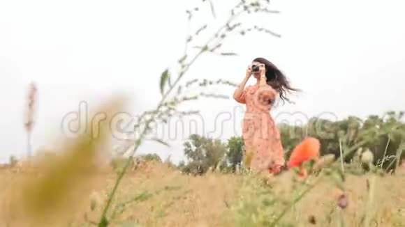 一个女孩拍了一张美丽的大自然的照片长长的黑发又漂亮又苗条的模特慢动作视频的预览图