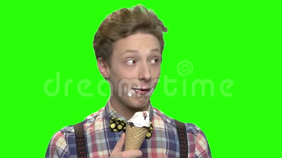 十几岁的男孩懒洋洋地吃着冰淇淋看着左边视频的预览图