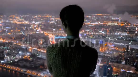从摩天大楼看夜城的女人视频的预览图