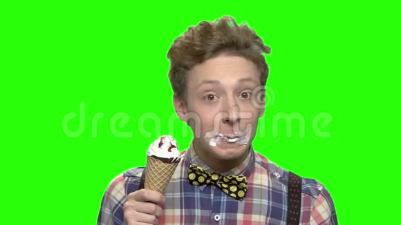 幼儿男孩喜欢用脏嘴吃冰淇淋视频的预览图
