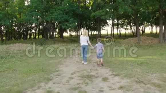 4K母亲和孩子在农村的散步视频的预览图