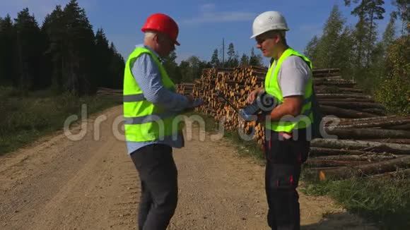 商人们接受原木运输视频的预览图
