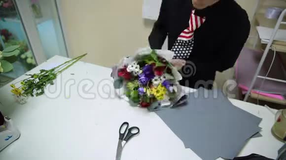高清花艺师把花束装在一个手艺派对快速运动视频的预览图