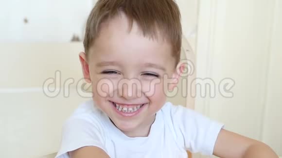 幼儿情绪男孩表现出快乐孩子笑了笑视频的预览图