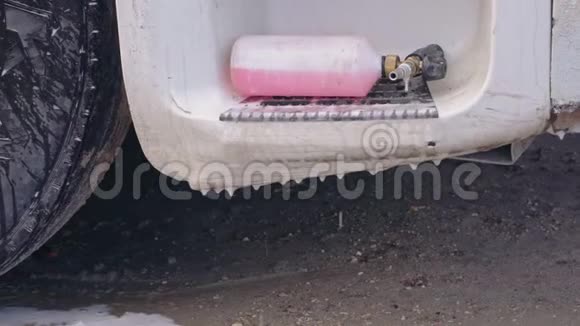 用于洗涤卡车的粉红色泡沫瓶视频的预览图