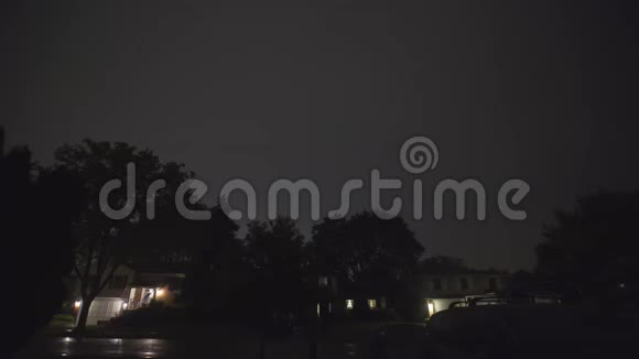 夜以继日的大雨郊区的闪电雷雨视频的预览图